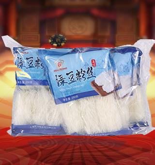 新閩融綠豆粉絲產(chǎn)自山東煙臺(tái)250g*4每袋，精選優(yōu)質(zhì)豌豆淀粉、綠豆淀粉等配料，經(jīng)先進(jìn)的生產(chǎn)工藝和嚴(yán)格的品質(zhì)管理精制而成。柔韌性強(qiáng)，口感爽滑耐嚼，風(fēng)味獨(dú)特，可涼拌、熱炒、火鍋、油炸等方法制作出多種菜肴。本品內(nèi)含有能量、碳水化合物等營養(yǎng)成分，營養(yǎng)價(jià)值豐富，深受消費(fèi)者的喜愛。